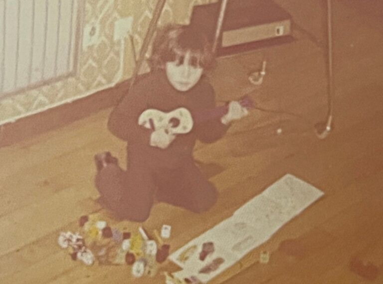 Imagen de Carlos Laiz de pequeño con una guitarra