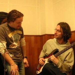 El bajista Carlos Laiz le está dando consejos a Pablo Ramos en una clase presencial de bajo eléctrico