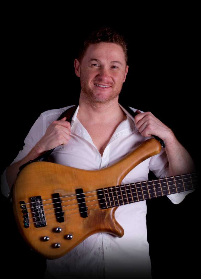 Carlos laiz con su bajo 2